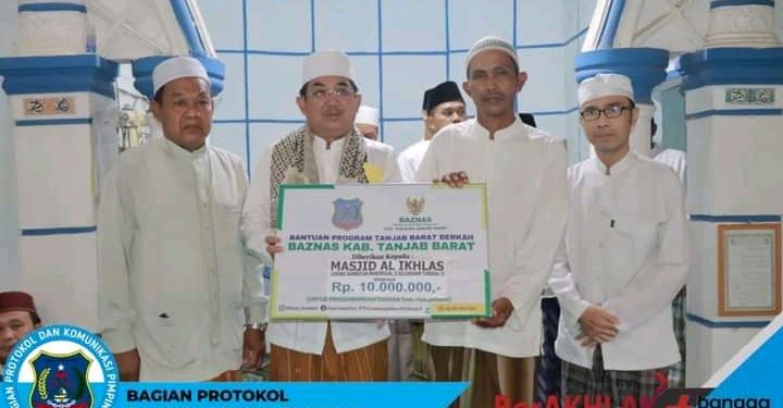 Bupati Tanjab Barat Laksanakan Safari Subuh di Masjid Nurul Ikhlas Manunggal II