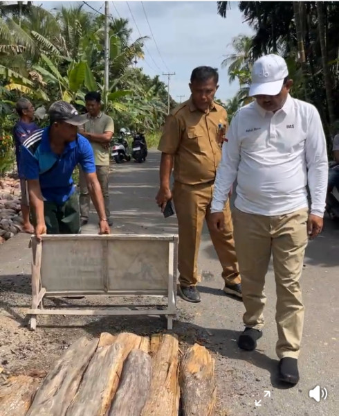 Didampingi Kadis PUPR Bupati Anwar Sadat Turun Langsung Respon Keluhan Warga