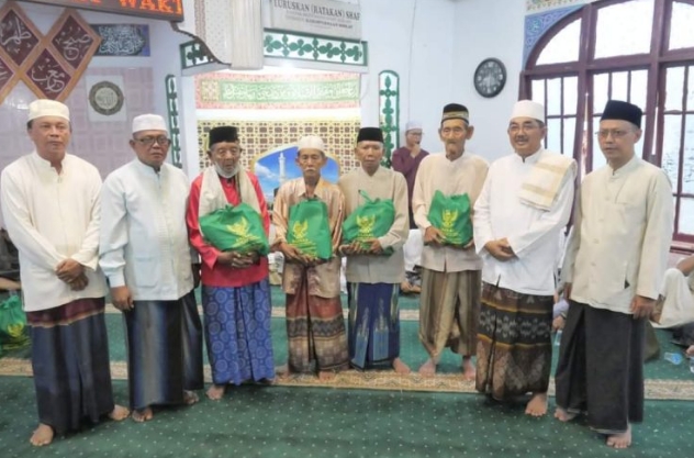 Bupati Tanjab Barat Melaksanakan Safari Subuh Di Mesjid Ridhwaniyah Jalan Panglima H. Saman Kuala Tungkal